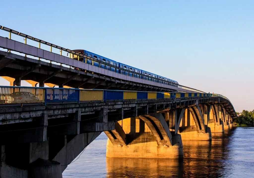 Із 7 до 10 серпня в Києві обмежуватимуть рух мостом Метро