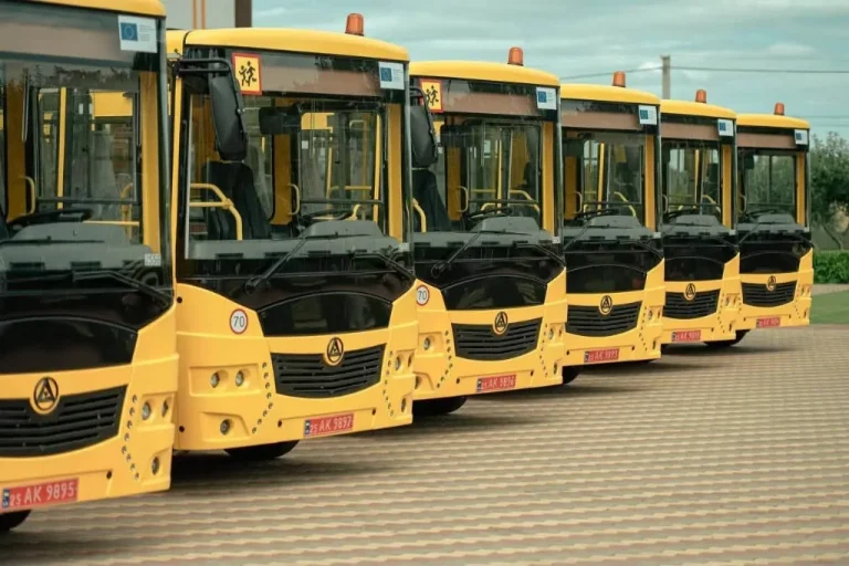 Громады Киевской области получили новую партию школьных автобусов
