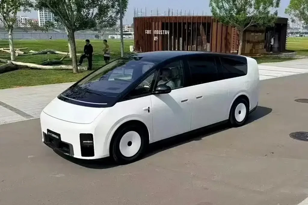 Li Auto показала оновлений електричний мінівен Mega