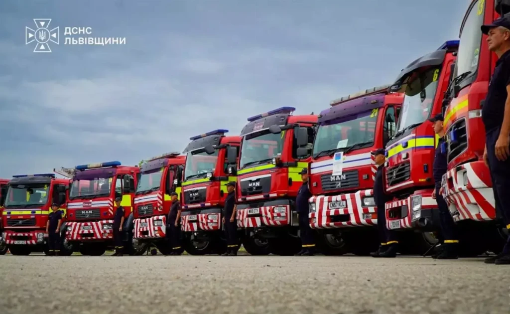 Украинские спасатели получили из Великой Британии 21 пожарный автомобиль