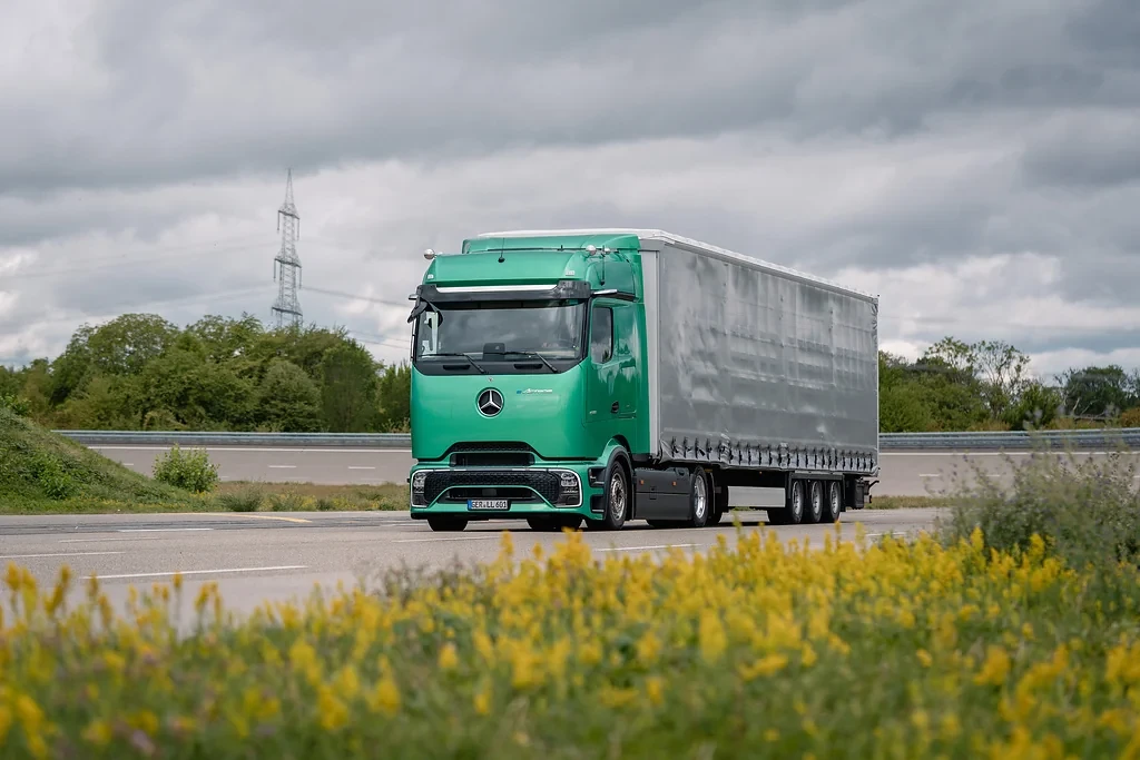 Mercedes-Benz презентував електричний тягач для мега-трейлерів