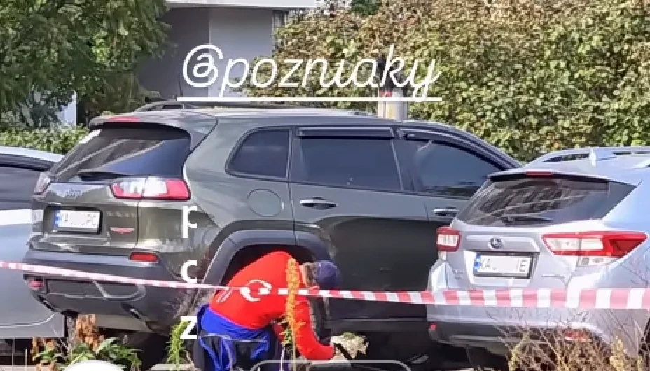 У Києві автомобіль був наскрізь пробитий безпілотником (ВІДЕО)